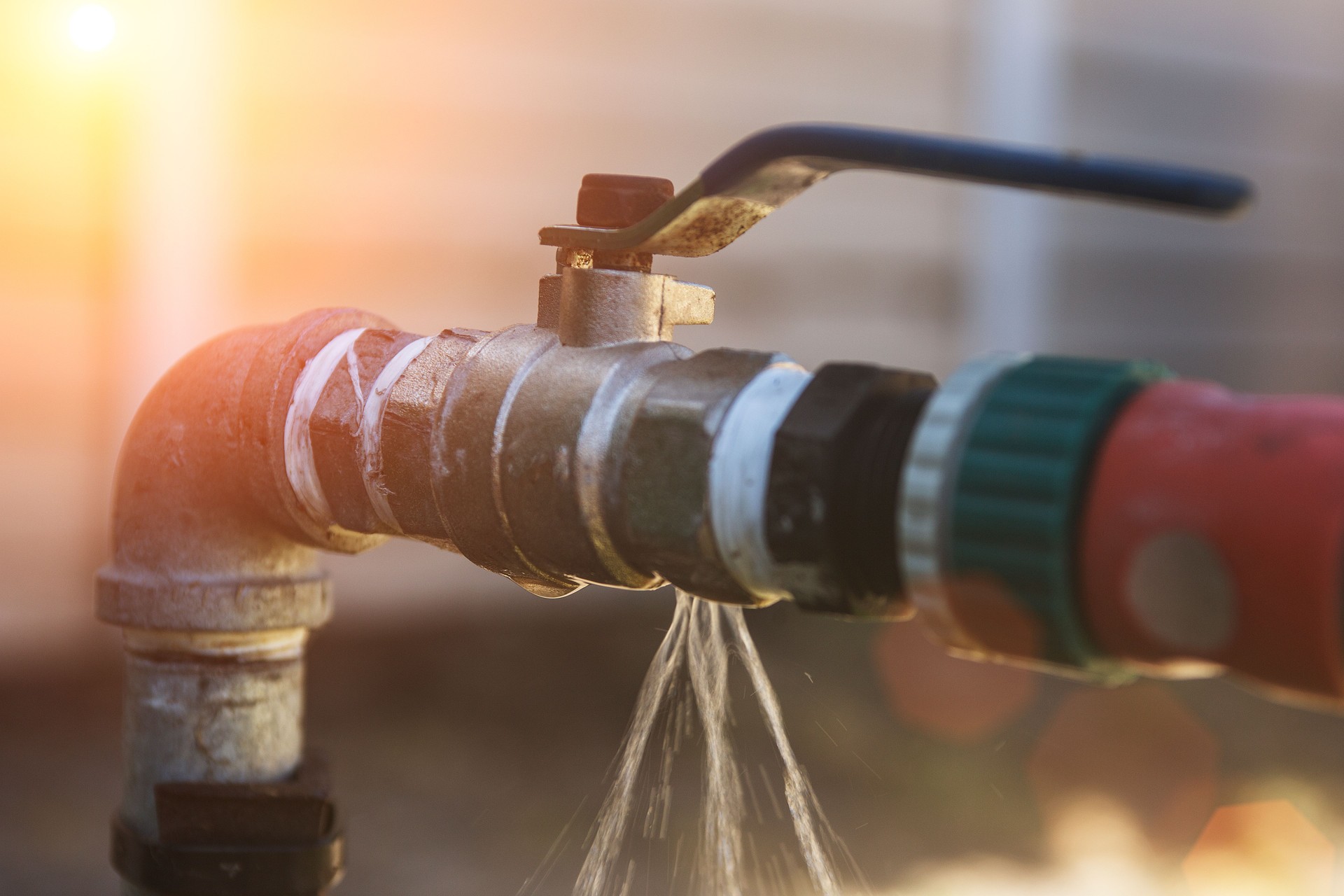 Wasser aus einem Hahn Bewässerung Rohr undicht